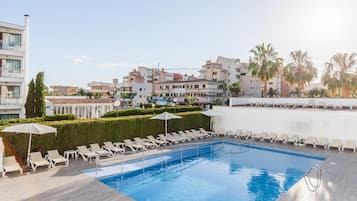 Außenpool, Sonnenschirme, Liegestühle