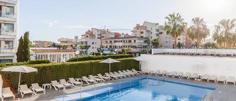 Outdoor pool, pool umbrellas, sun loungers