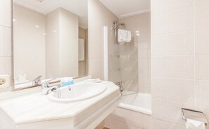 Amenidades de baño gratuitas, secadora de cabello, toallas 