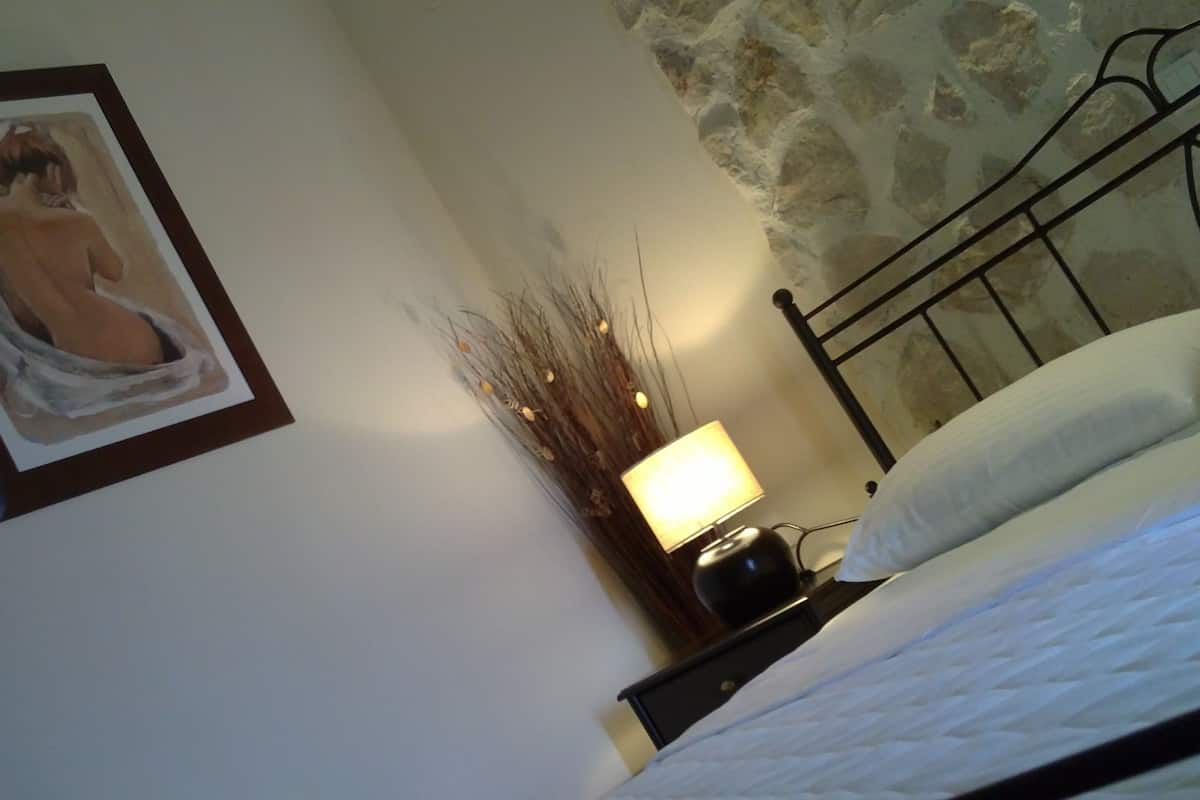 Minibar, odada kasa, ayrı ayrı dekore edilmiş, ayrı ayrı döşenmiş