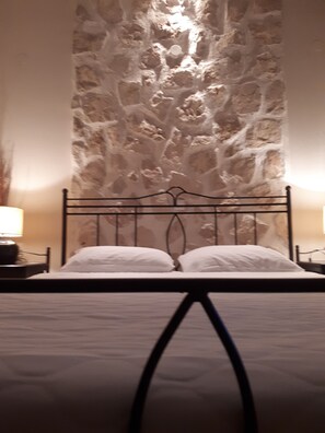 Habitación doble, vista al lago | Minibar, caja de seguridad en la habitación y decoración personalizada 