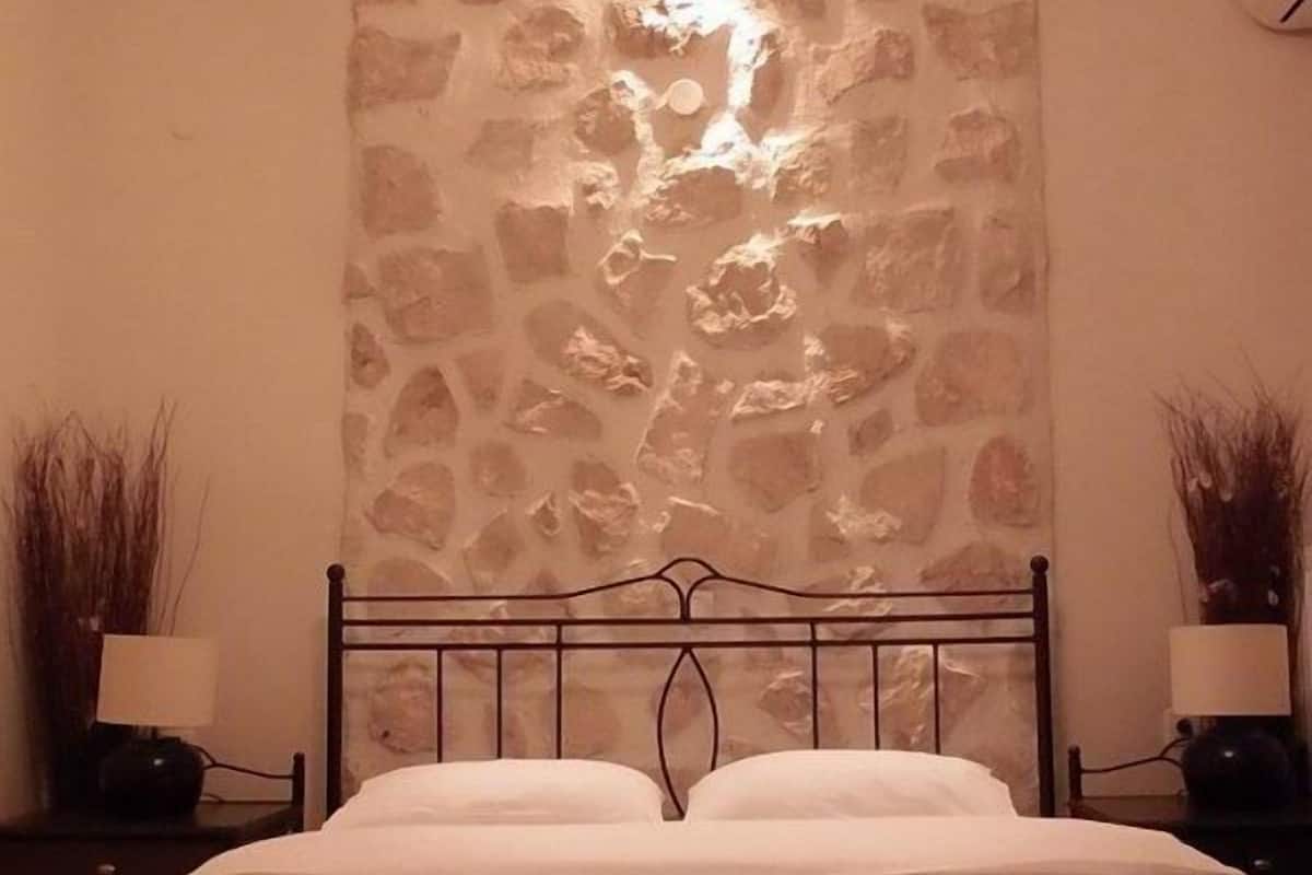 Minibar, odada kasa, ayrı ayrı dekore edilmiş, ayrı ayrı döşenmiş