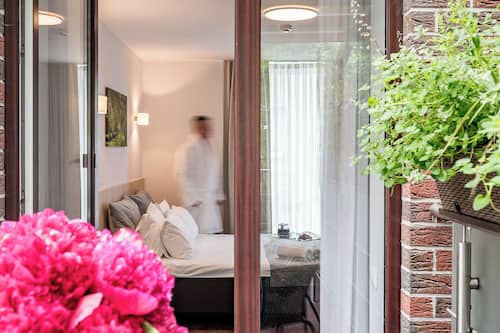 Luxury One-Bedroom Apartment with Balcony | デスク、ノートパソコン用作業スペース、防音設備、アイロン / アイロン台