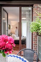 Luxury One-Bedroom Apartment with Balcony | Una scrivania, postazione laptop, insonorizzazione, ferro/asse da stiro