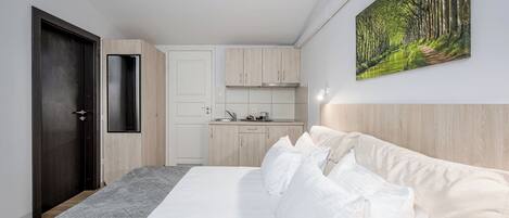 Superior Room with Kitchenette | 1 sovrum, skrivbord, arbetsyta för laptop och ljudisolering