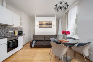 Deluxe Sunny Studio | Desk, laptop workspace, soundproofing, iron/ironing board