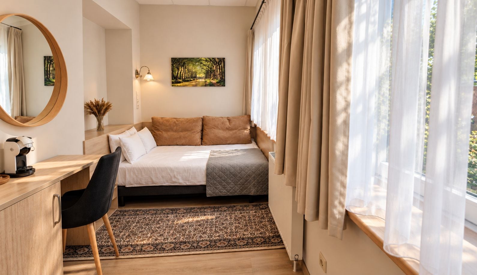 Une chambre à coucher avec un lit, un bureau, une chaise, un miroir, un tableau et une fenêtre avec des rideaux.