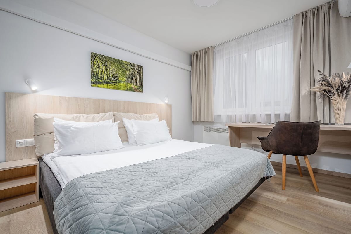 Superior Room with Kitchenette | Meja, ruang kerja komputer riba, kalis bunyi, seterika/papan seterika