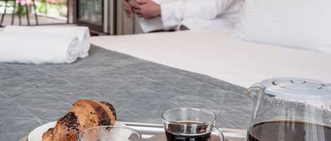 Luxury One-Bedroom Apartment with Balcony | Desk, laptop workspace, soundproofing, iron/ironing board