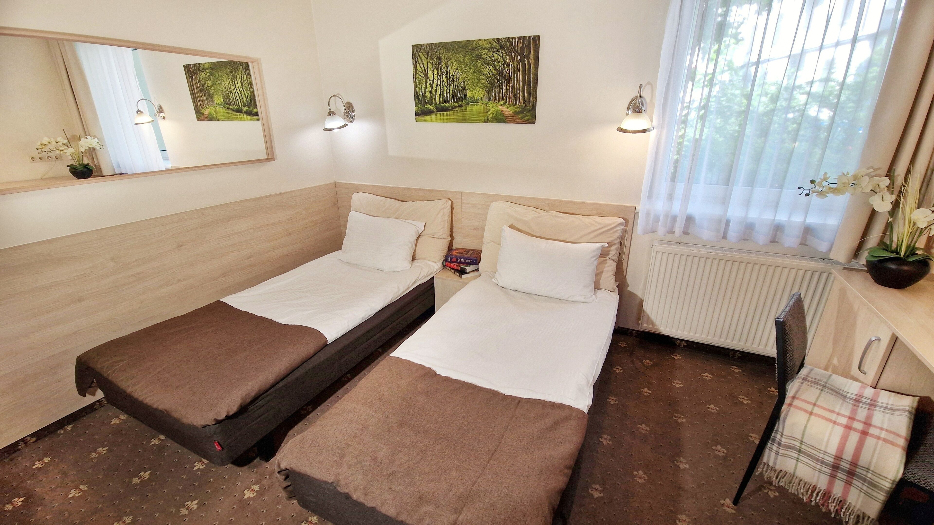 Apartment, 2 Bedrooms | Meja, ruang kerja komputer riba, kalis bunyi, seterika/papan seterika 