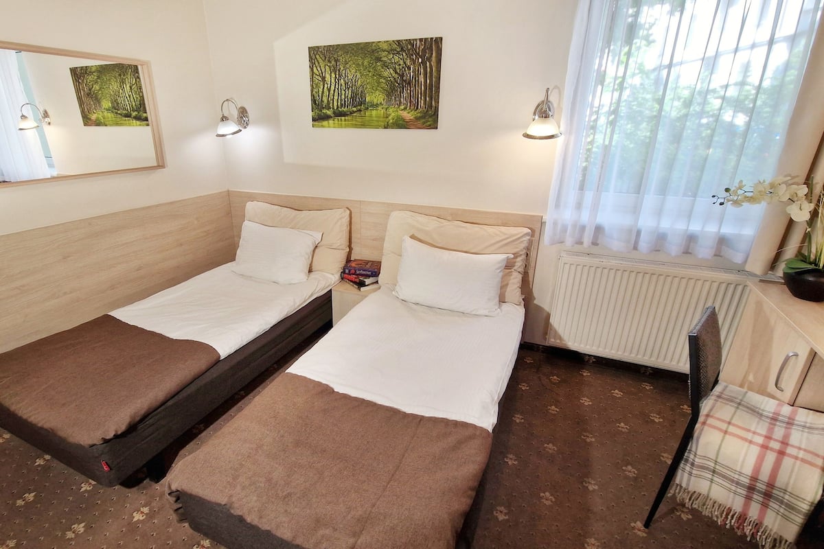 Apartment, 2 Bedrooms | Meja, ruang kerja komputer riba, kalis bunyi, seterika/papan seterika