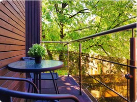 Luxury One-Bedroom Apartment with Balcony | Terraza o patio