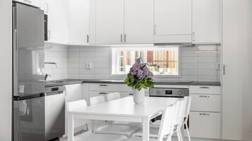 Premium Cabin | Private kitchen | Highchair
