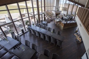 2 restaurantes; se sirven almuerzos 