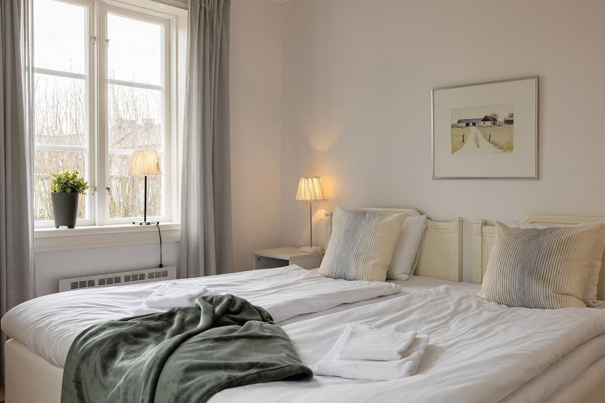 Hypo-allergenic bedding, bed sheets