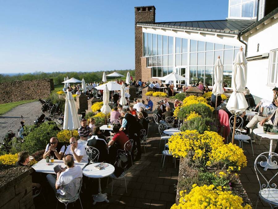 2 restaurants; lunch and dinner served