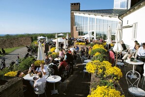 2 restaurants, lunch served