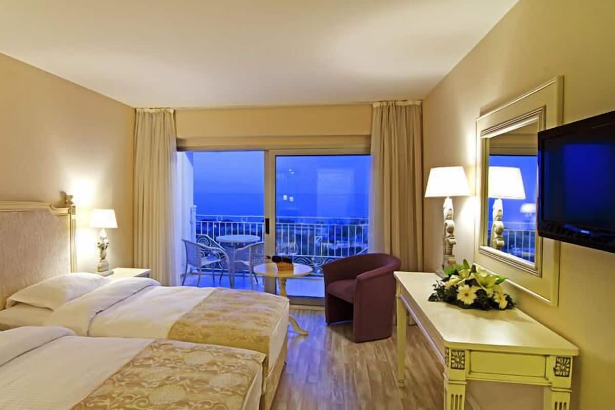 Deluxe Room | Allergikerbettwaren, Minibar, Zimmersafe, Schreibtisch