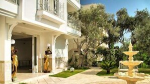A courtyard with a fountain, a statue, and a building with a balcony. - LaVista Boutique Hotel & Spa - Boutique Class (Kusadasi)