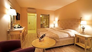 Deluxe Room | Hypo-allergenic bedding, minibar, in-room safe, desk
