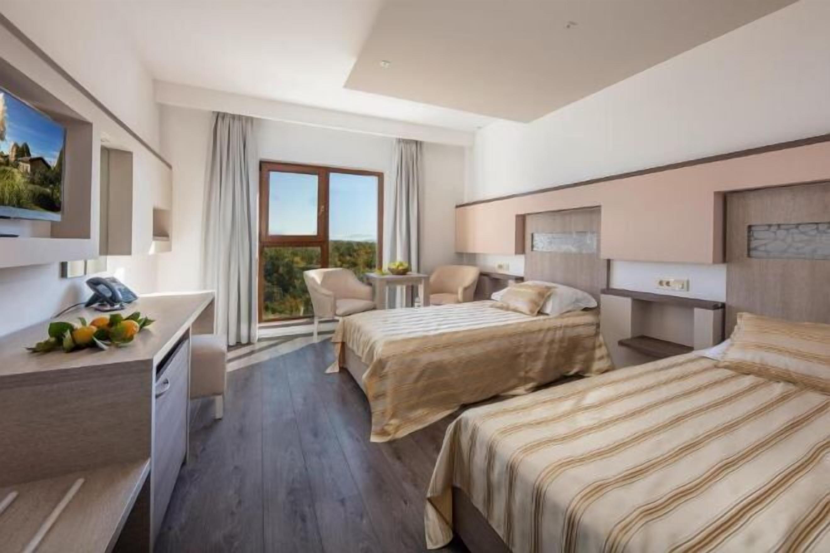 أسرّة بإسفنج يتكيف مع شكل الجسم وميني بار وخزنة داخل الغرفة ومكتب