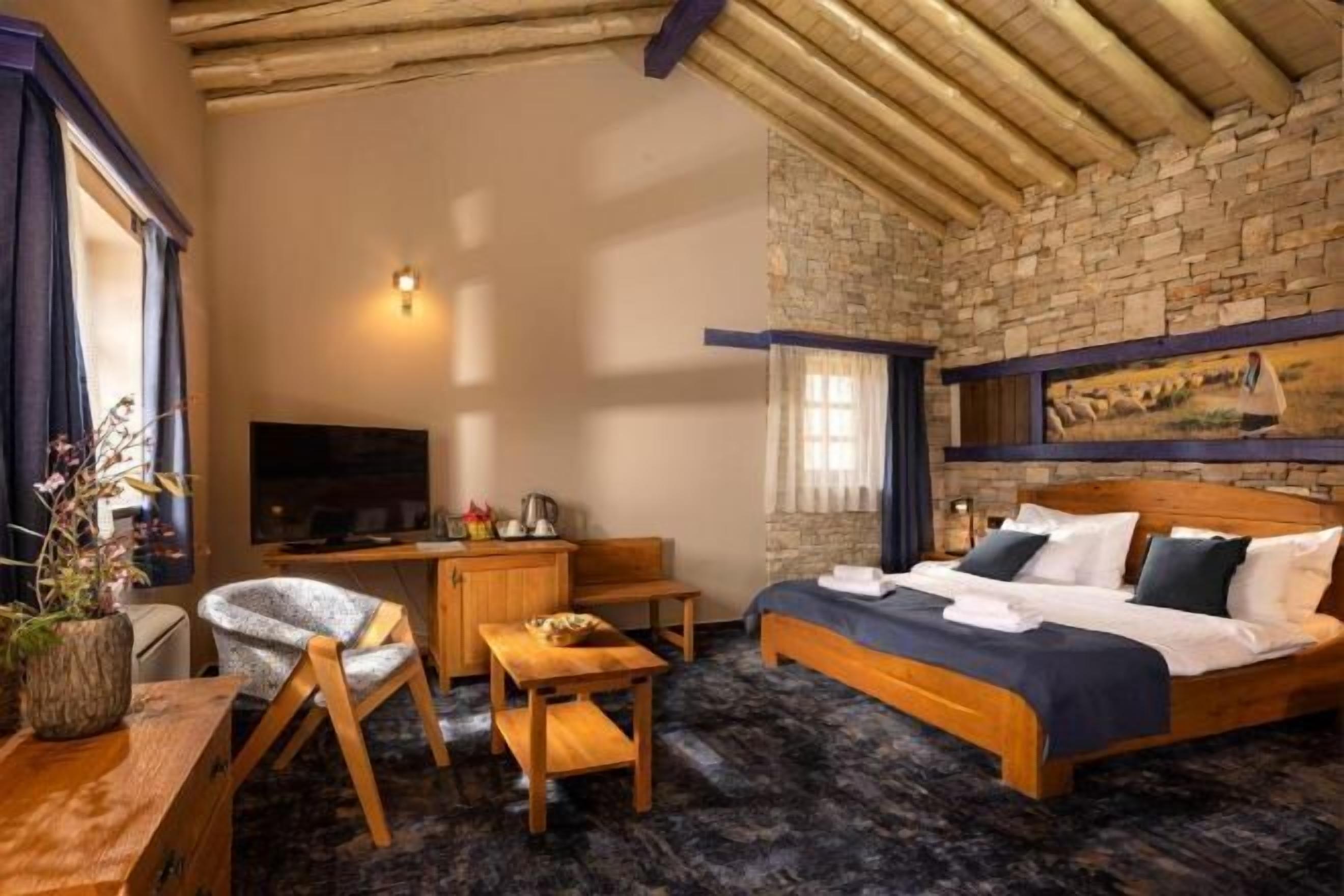 أسرّة بإسفنج يتكيف مع شكل الجسم وميني بار وخزنة داخل الغرفة ومكتب