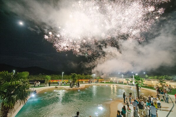 Außenpool (je nach Saison geöffnet), Sonnenschirme, Liegestühle