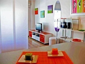 Executive Studio | Living area | 32-inch flat-screen TV with cable channels, LCD TV, DVD player - Silver Soho Suites (Buenos Aires)