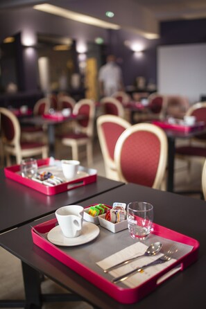 Daily buffet breakfast (EUR 13.50 per person) - Citotel B Hotel (Béthune)
