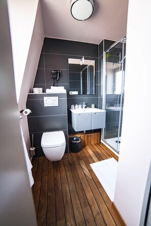 Standard Triple Room | Bathroom | Free toiletries, towels - Citotel B Hotel (Béthune)