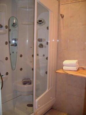 Shower, hydromassage showerhead, free toiletries, hair dryer - Palaiologos Luxury City Hotel (Patras)
