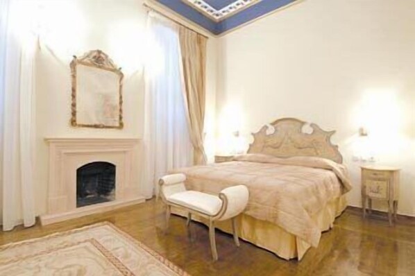 Minibar, in-room safe, individually decorated, individually furnished - Palaiologos Luxury City Hotel (Patras)