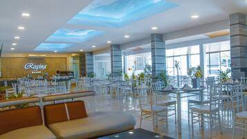 3 restaurants servant le déjeuner, spécialités Cuisine internationale