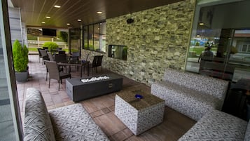 Bar karaoké, vue sur la piscine