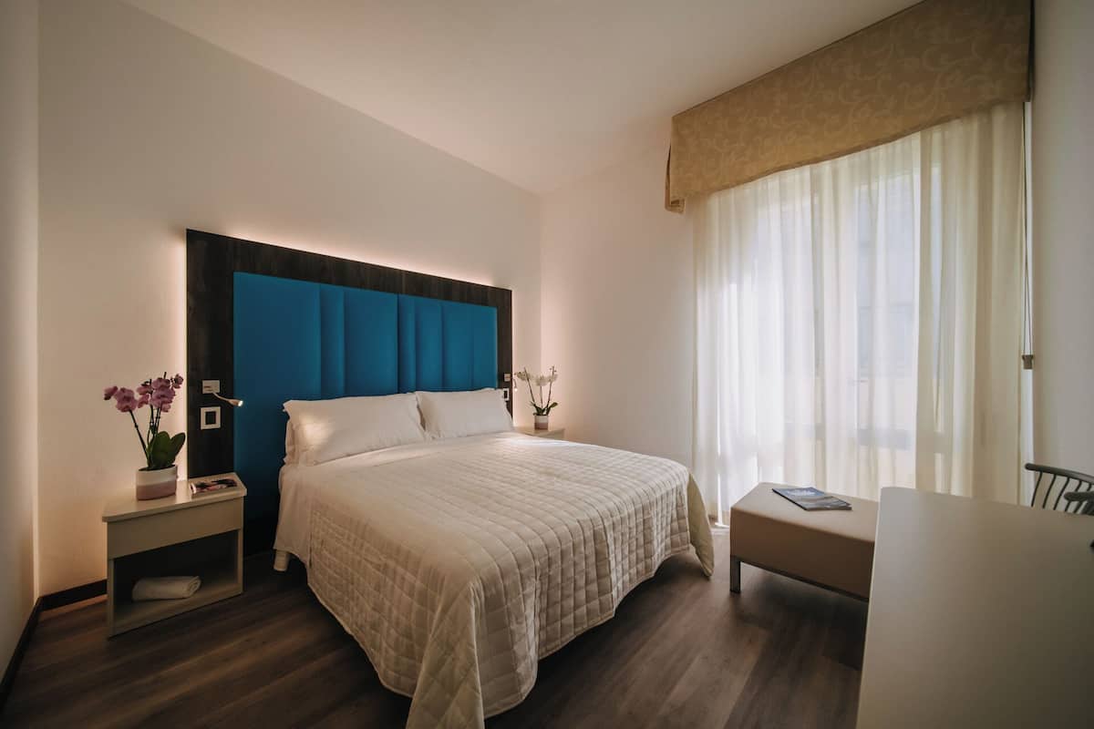 Classic Double Room, 1 Queen Bed, Non Smoking, Annex Building | 1 slaapkamer, een kluis op de kamer, een bureau, gratis wifi