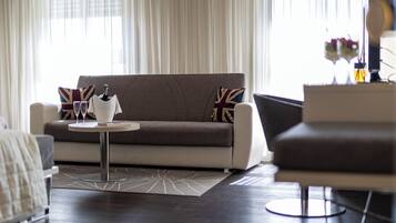 Ein Wohnzimmer mit einer Couch, einem kleinen runden Tisch und einem Couchtisch.