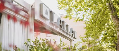 A building with a sign that reads "AICA".