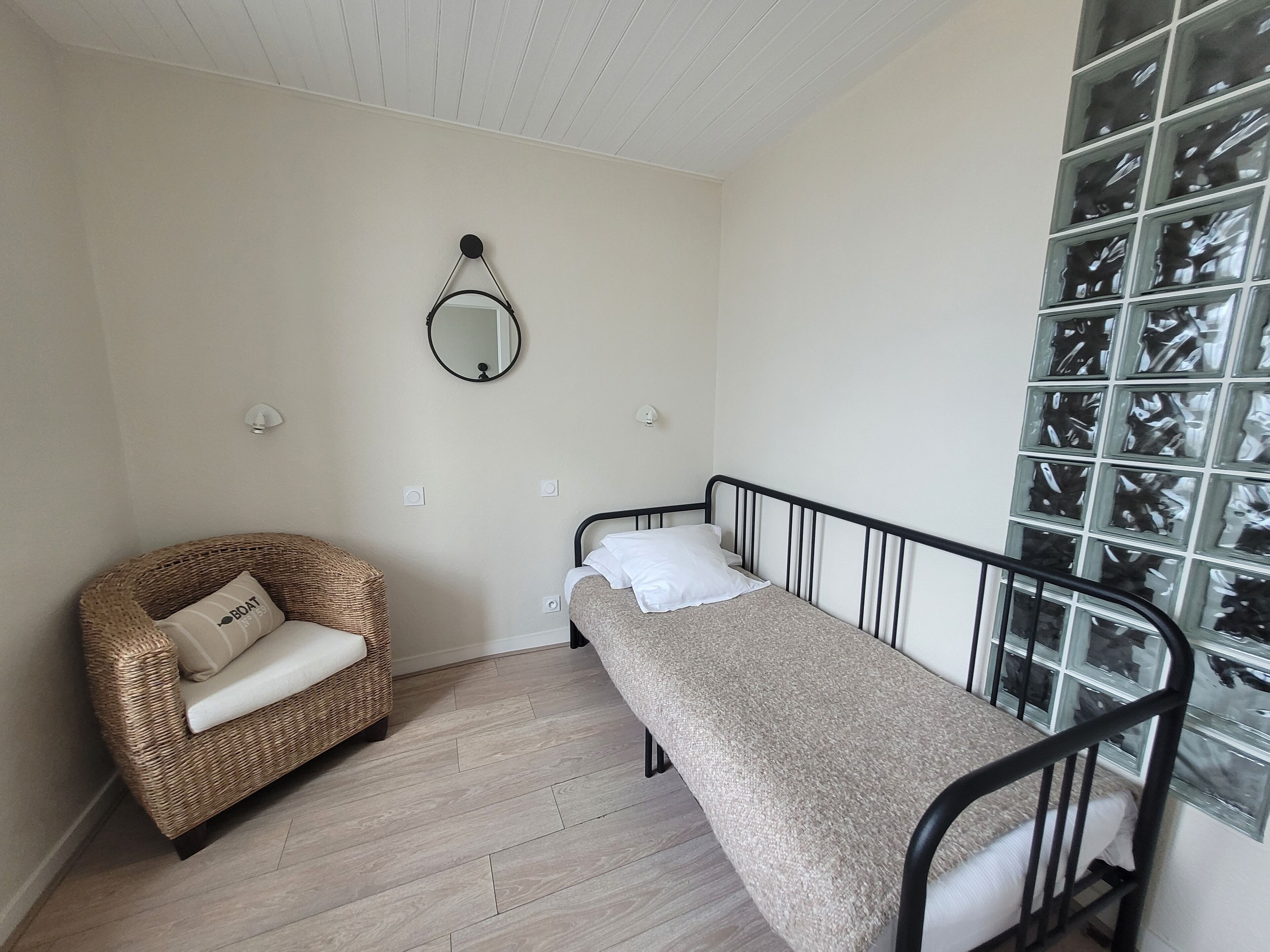 family room, sea view | 1 bedroom, desk, bed sheets