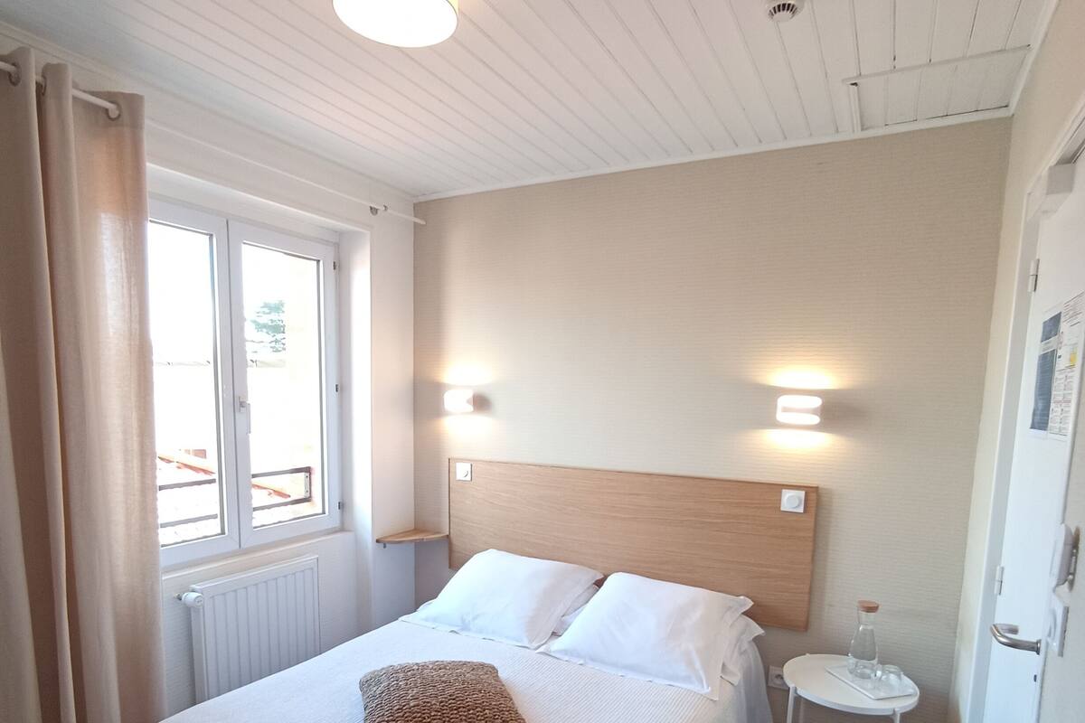 Familierom | Skrivebord og sengetøy