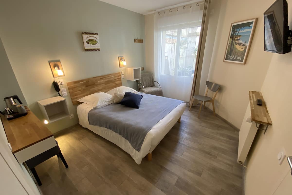 Classic Double Room, Accessible | 1 bilik tidur, meja, cadar katil