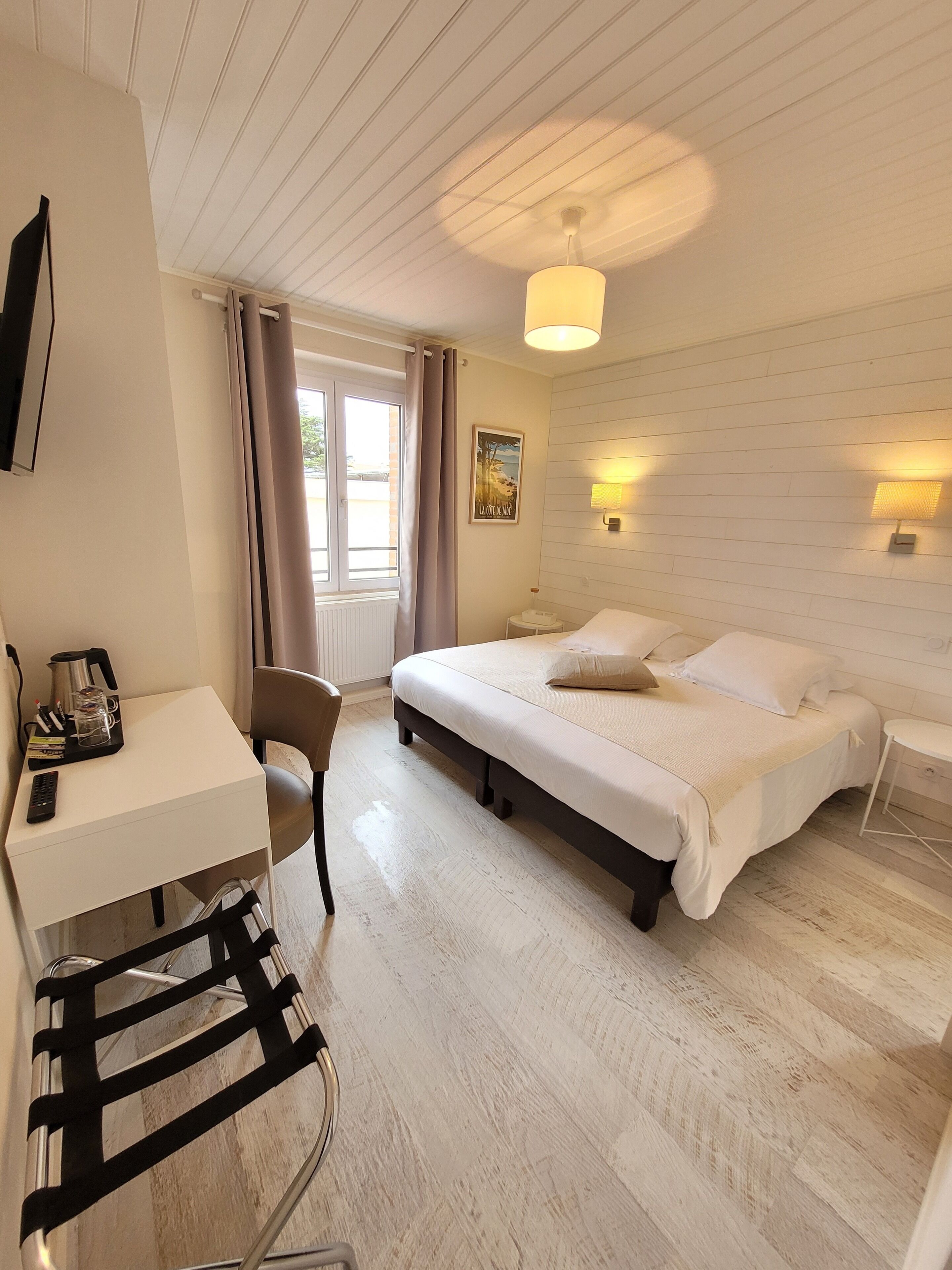 comfort double or twin room | 1 bedroom, desk, bed sheets