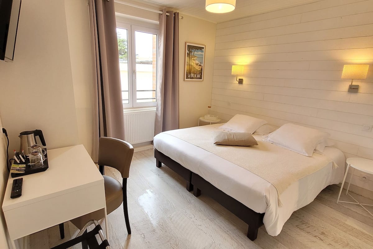 comfort double or twin room | 1 bedroom, desk, bed sheets