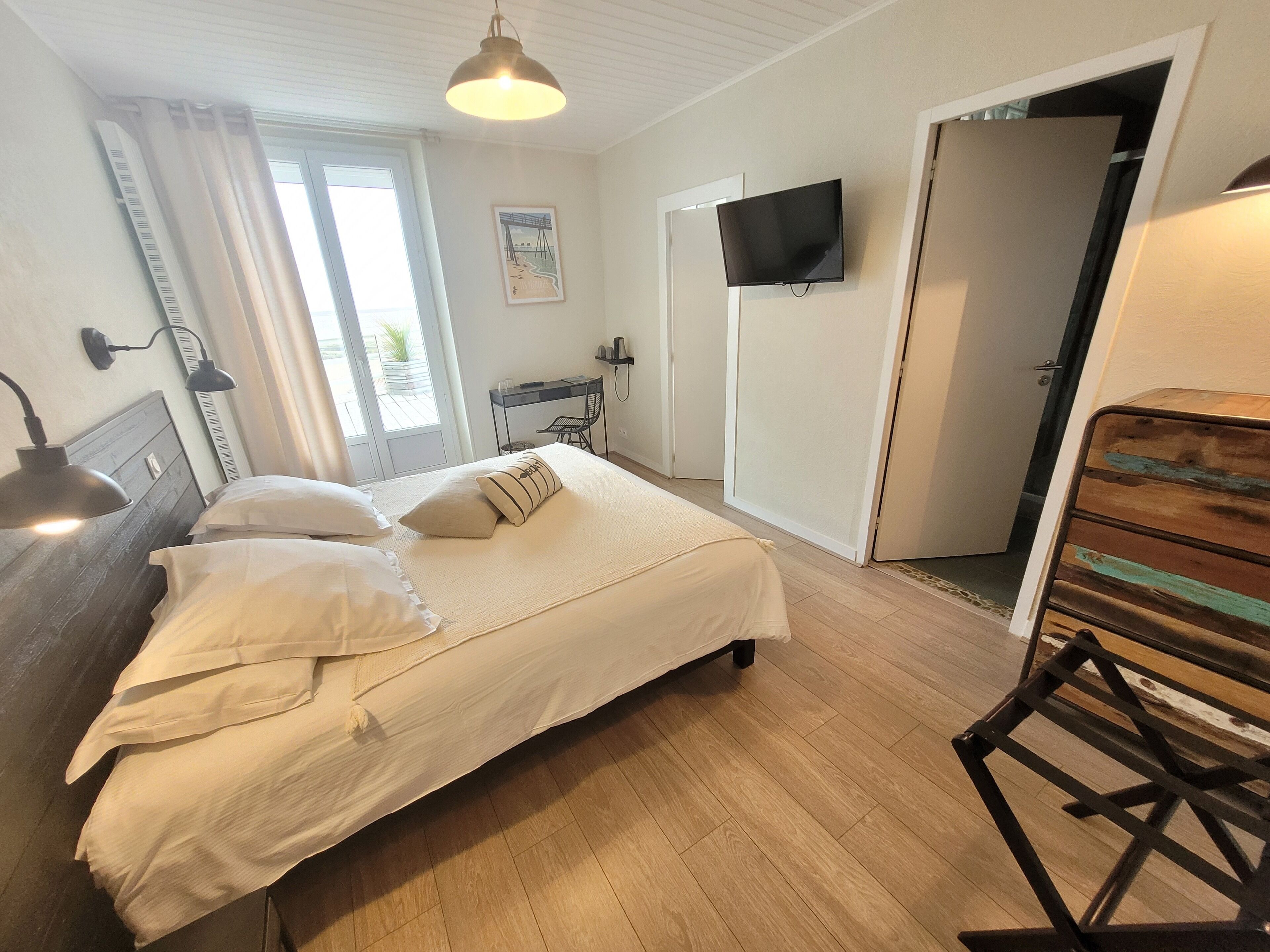 family room, sea view | 1 bedroom, desk, bed sheets