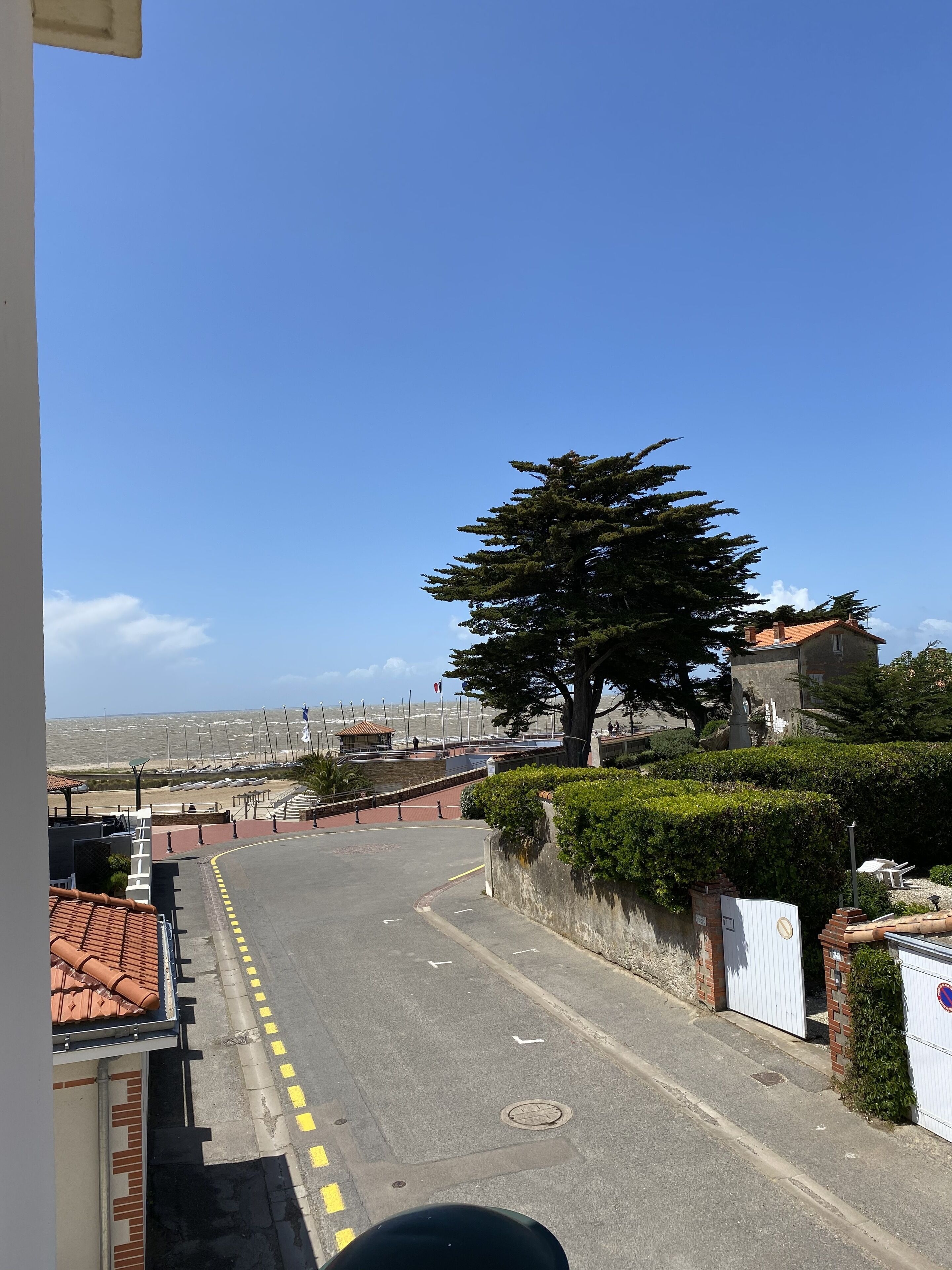 family room (for 5) | 1 bedroom, desk, bed sheets