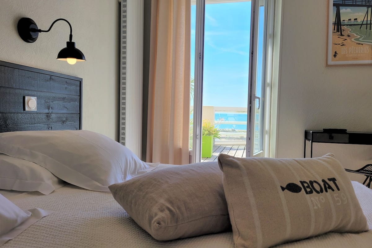 family room, sea view | 1 bedroom, desk, bed sheets