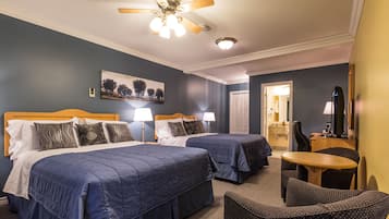 Chambre, 2 grands lits | Coffres-forts dans les chambres, bureau, fer et planche Ă repasser