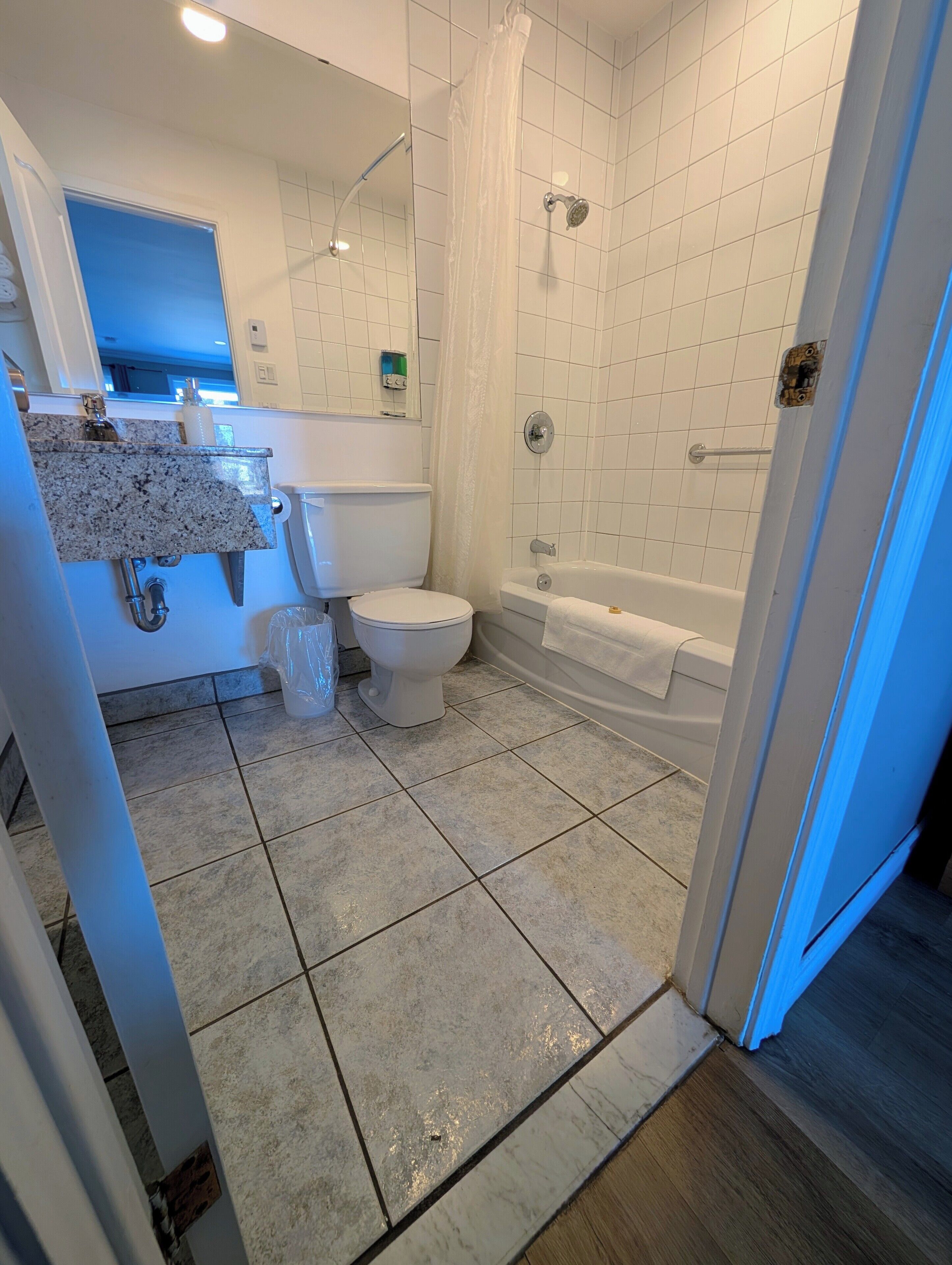 Un baño con inodoro, lavamanos, ducha y bañera.