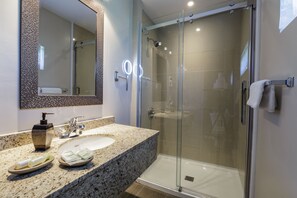 Zimmer, 1 Doppelbett | Badezimmer | Duschwanne, kostenlose Toilettenartikel, Haartrockner, Handtücher