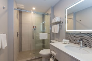 Habitación, 2 camas matrimoniales | Baño | Tina con regadera, amenidades de baño gratuitas, secadora de cabello