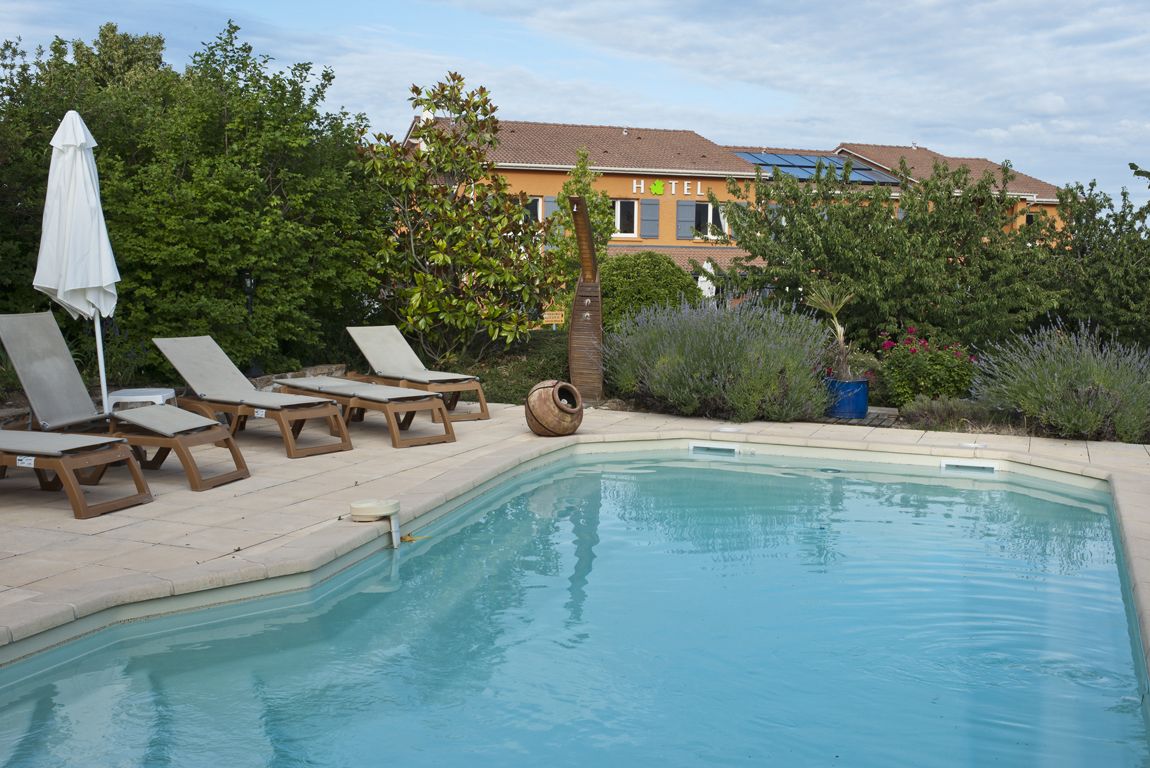outdoor pool, open 9:00 am to 8:00 pm, pool loungers